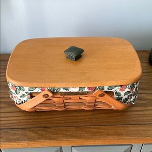 Longaberger Handmade Maple Holiday Cheer Basket with Holly Berry Fabric Liner